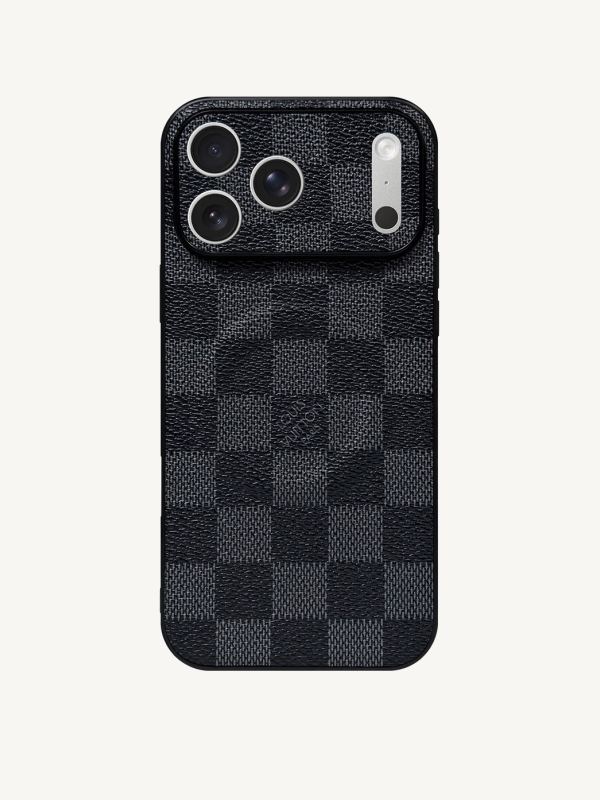 Classic Fully Covered MagSafe Case in Black (iPhone)